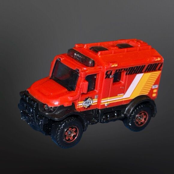 Matchbox 4x4 Scrambulance Red 1:64 Scale Diecast Rescue Vehicle - Picture 7 of 8